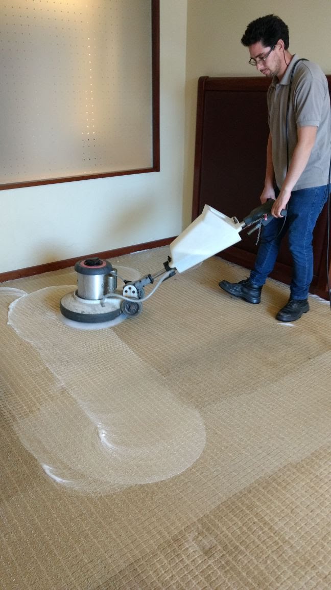 Limpieza integral de alfombras en centro comercial